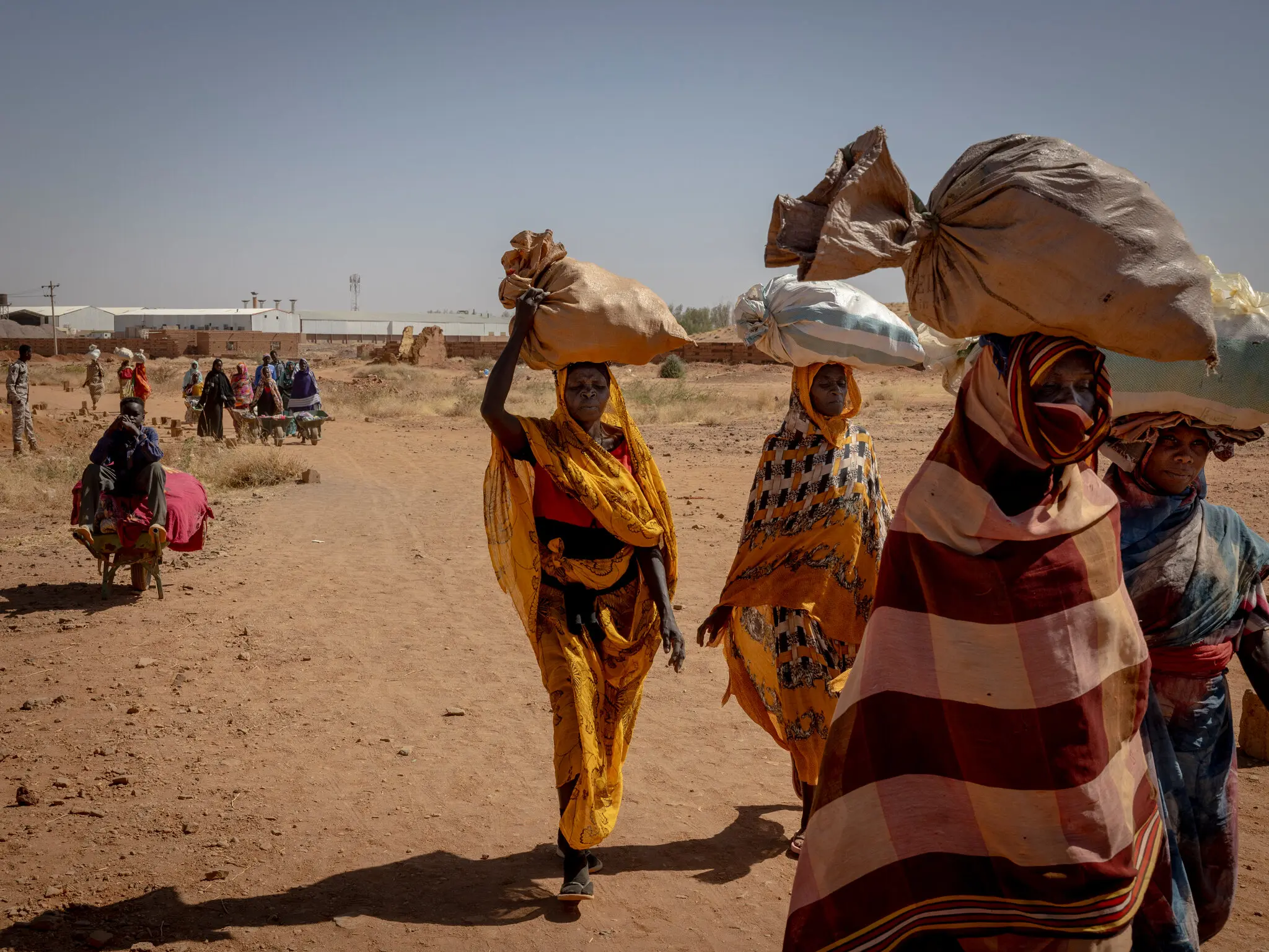 17 березня жінки переходять із зони, контрольованої Силами швидкої підтримки в Омдурмані, на західній околиці Хартума, на територію, контрольовану урядом, щоб купити їжу.
